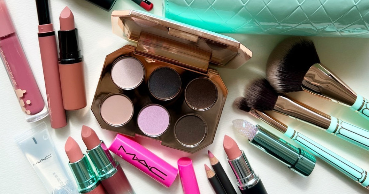 クリスマスコフレ2025】M・A・Cのポーチ付きキットなど、ホリデー限定