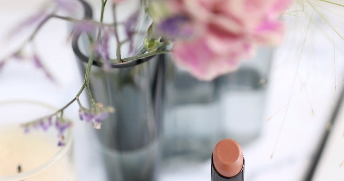 アンラーヴ　リップカラー　5本 トリートメントニュアンスルージュ｜& WOLFの人気色を比較