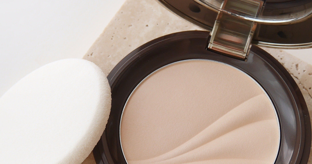 カバーマークのプレストパウダーに新色が追加。スポットライトが当たっ