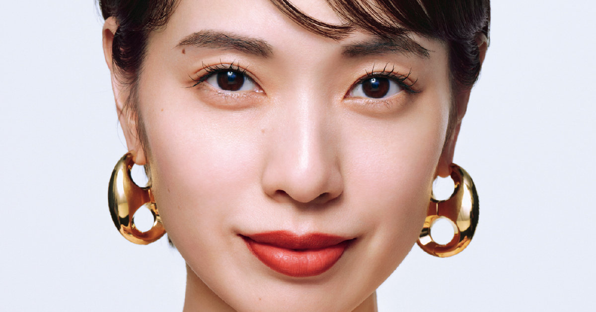 戸田恵梨香、10月号カバーの“抜け感×華やぎ”メイク
