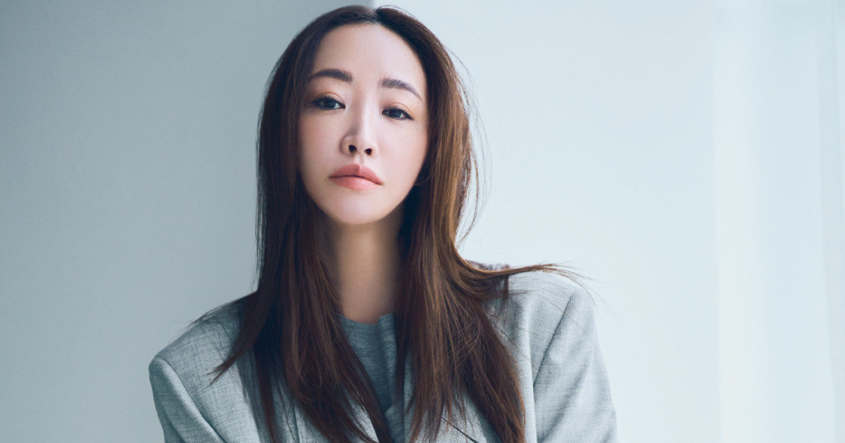 神崎 恵さんが着こなす「大人のミニ」。メイク&ヘアは甘さ、丸み、ツヤ