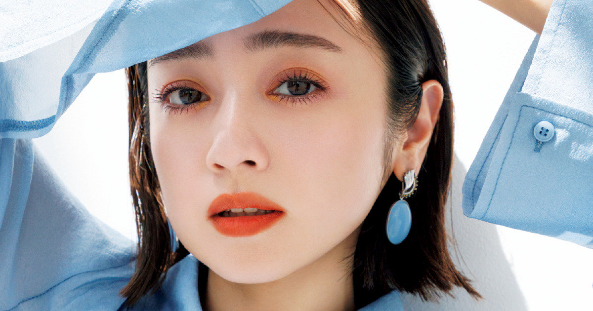 安達祐実さんの秋メイク。乾いたムードの「辛口オレンジフェイス」で