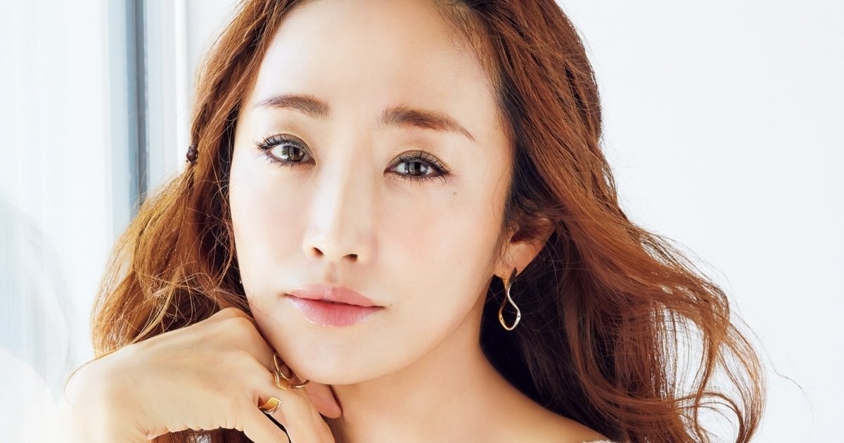 神崎 恵さんの2022上半期Myベストコスメは？ 透明感を楽しめるコスメに