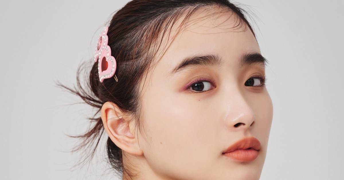 グッチのハート♡ヘアピンが横顔のアクセント！ ラフなまとめ髪も