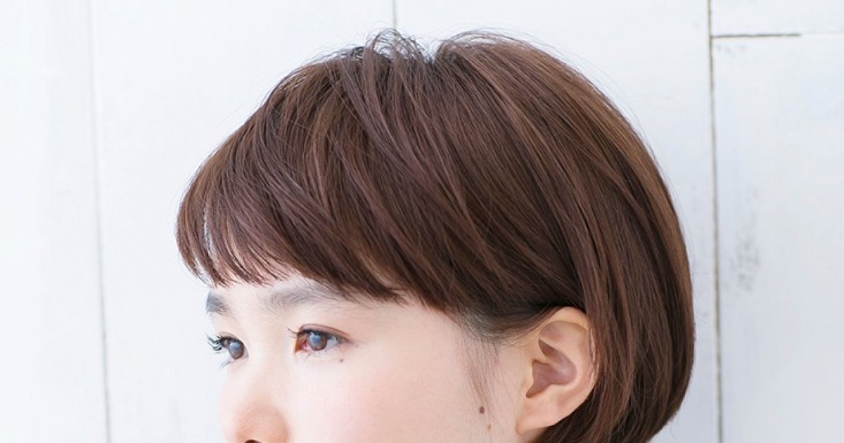 ストレートタッチのショートヘアは、すっきり耳かけでハイソな