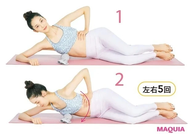 背中のこりをほぐす肋骨ストレッチの様子
