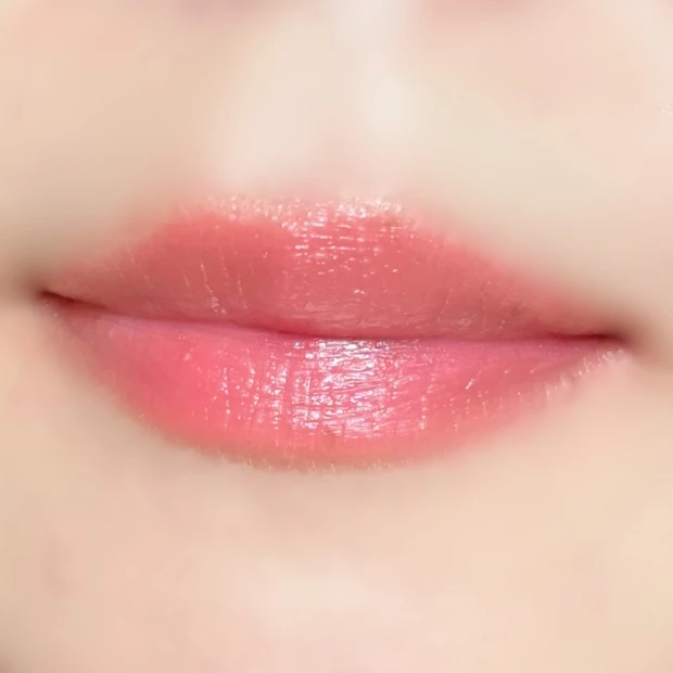 ローソンで買えるアンドバイロムアンドのリップを唇に塗った写真