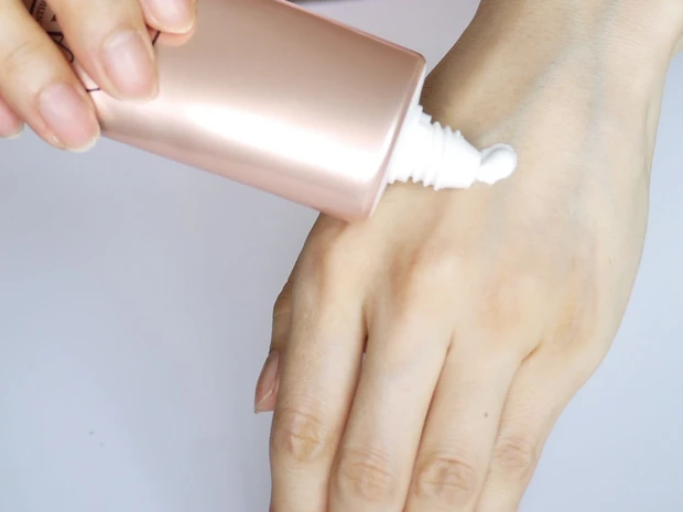 手の老け見えの原因「血管浮き」に効く!? 30代以上にオススメ「オーラザハンド」!!_3_1