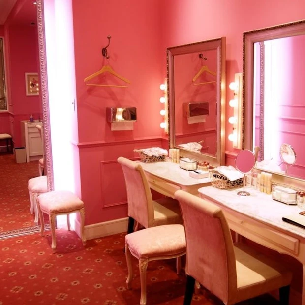 ピンクに包まれるプリンセス気分のパウダールーム♡六本木ヒルズの入口「ハリウッド・メイス ガーデンスパ」ヘア・ネイル・エステ・着付けのトータルサロン