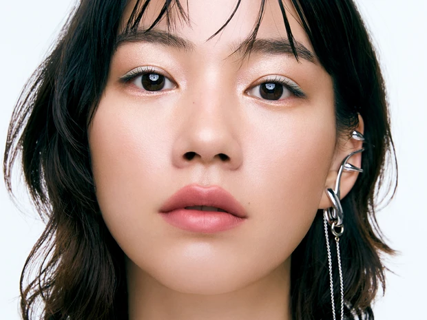 【のんさん】「マキア」25年11月号の表紙メイクで使ったコスメはこれ。リップの色と質感に注目！