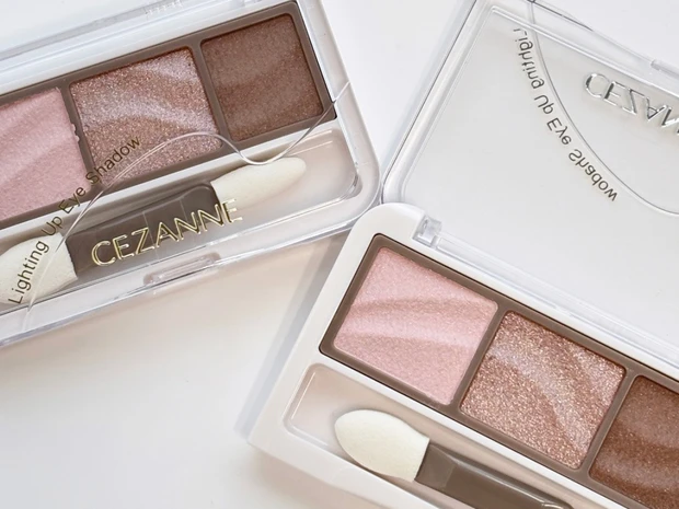 セザンヌ「ライティングアップアイシャドウ」の新色をスウォッチ！ パールで魅せる透明感グレージュが仲間入り