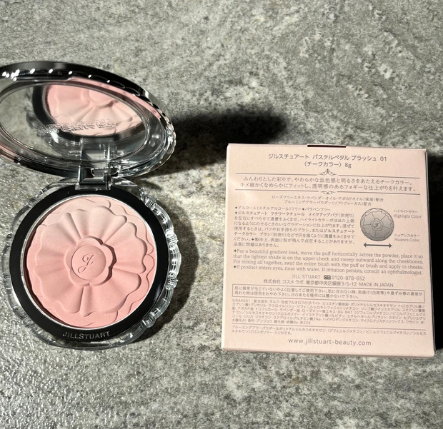 ジルスチュアート　パステルペタルブラッシュ　01アプリコットデイジー　イエベ　ブルベ　新作　限定　チーク
