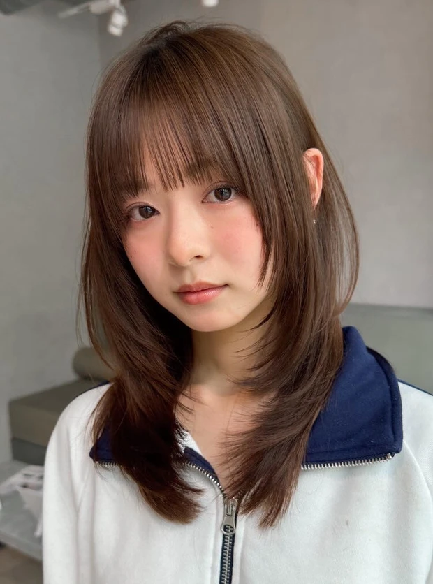 顔まわり レイヤー ミディアム  前髪あり　透明感カラー