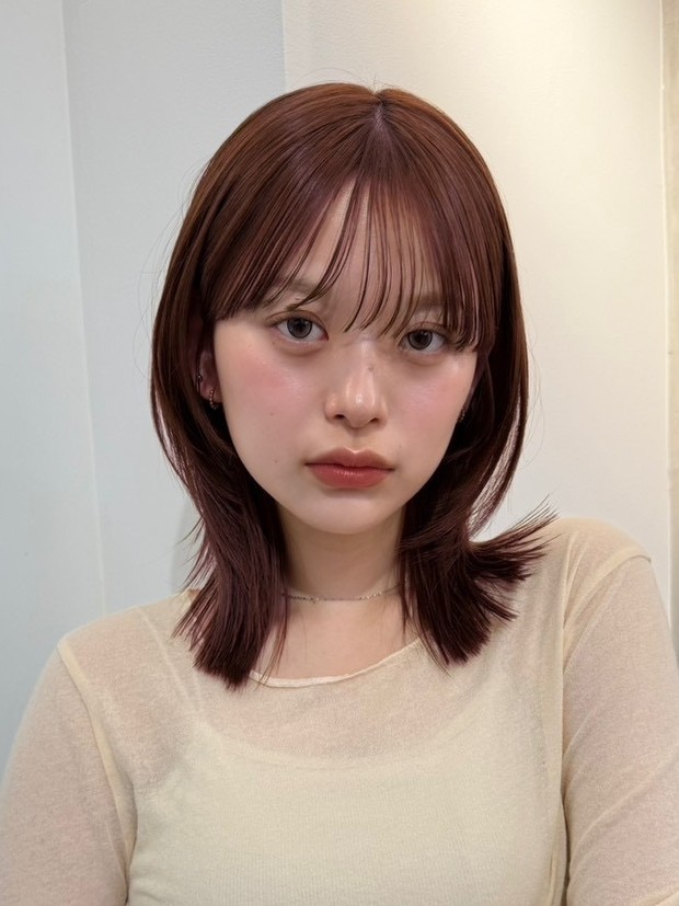 髪型 ミディアムレイヤー ミディアムヘア 小顔見え 前髪あり スタイリング ハッシュカット