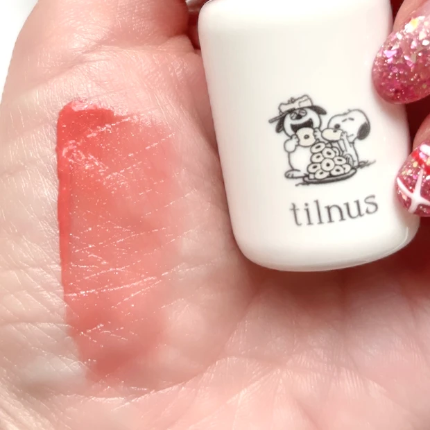 ピンクコーラルの甘いニュアンス「S103 チャーミングコーラル」。PEANUTSデザインで気分も上がる一品。