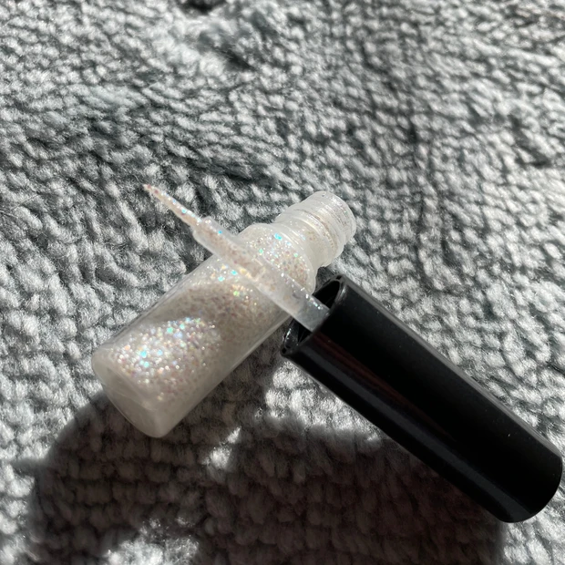 【キャンメイク】1000円以下で簡単『キラうる目元』に♡ 『オーロラカクテルグリッター 01ヨーグルトフィズ』
の使い方をご紹介_2