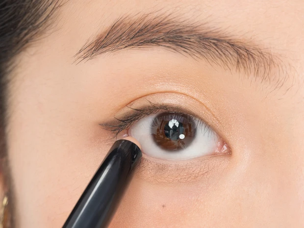 自然な仕上がりが今っぽい！ 大人の涙袋メイクのつくり方_6