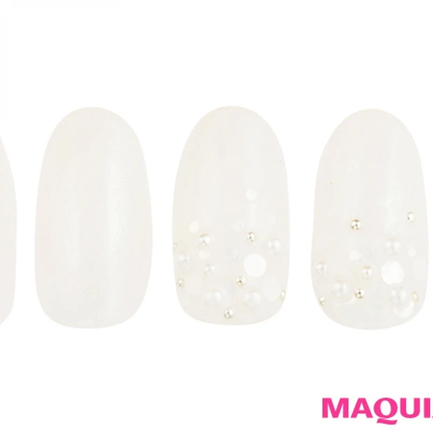 白銀の世界にダイヤモンドダストが輝く「ホワイトスノー」ネイル