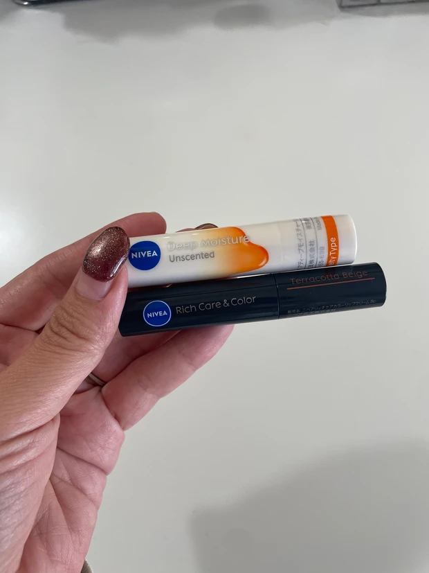 ニベア「ディープモイスチャーリップ(メルティタイプ)」と「リッチケア&カラーリップ」の違い