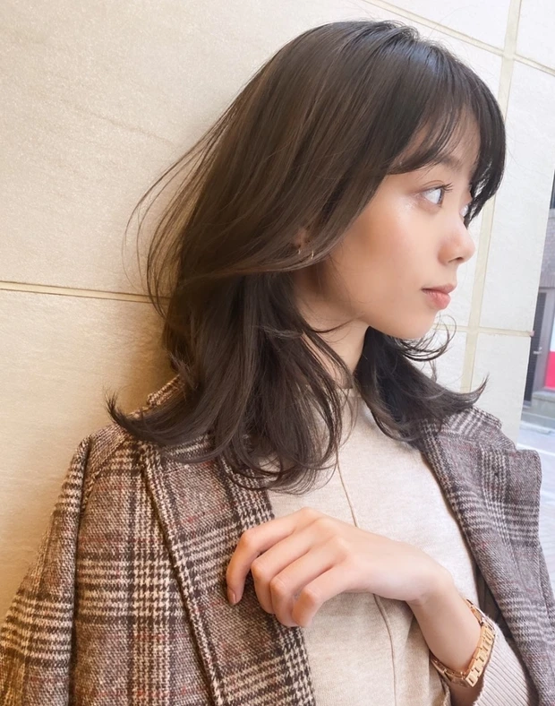 【30代・40代向き】たっぷり入れたレイヤーで小顔効果UPのミディアムヘア_2