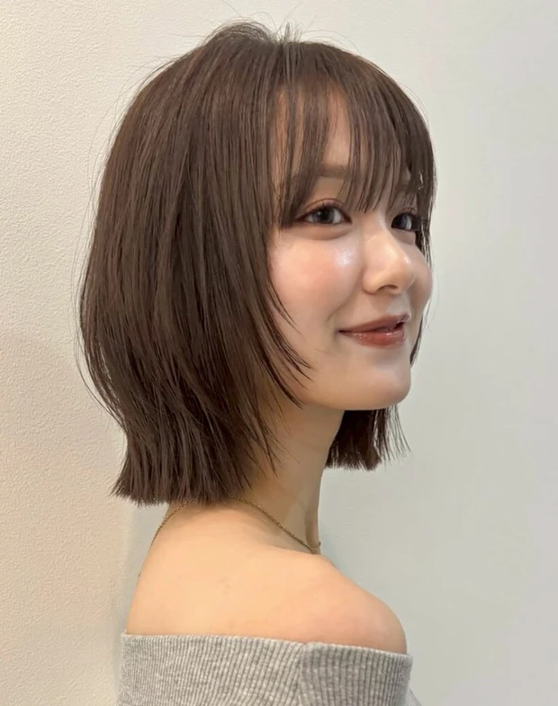 髪型　40代　ボブ　レイヤーボブ　前髪あり　サイド