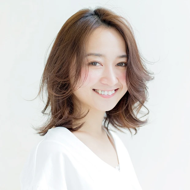 ふんわりカールと外ハネのコラボで、フェミニン&ヘルシーな愛されミディアム…