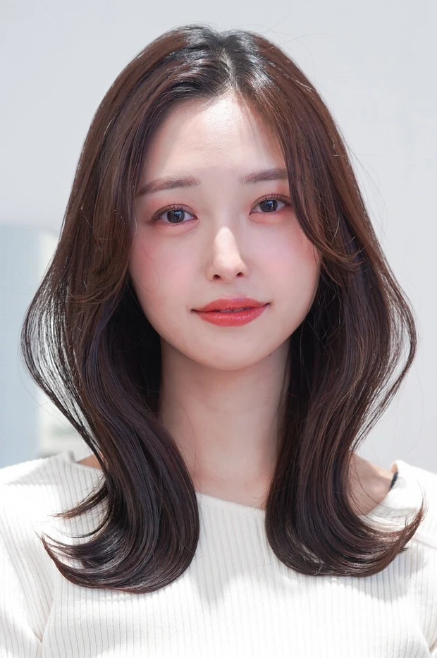 ヘアカタログ　セミディ　ミディアムヘア　韓国風S字バング 正面