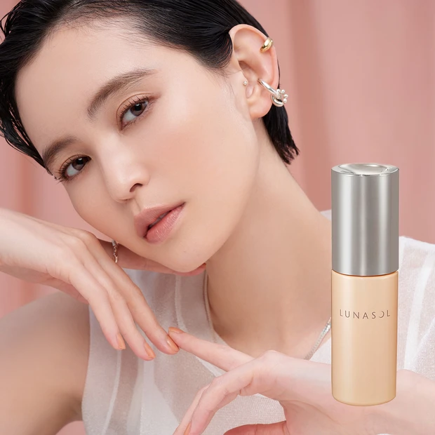 フォギーグロウな質感で仕上げる清らかな春の肌