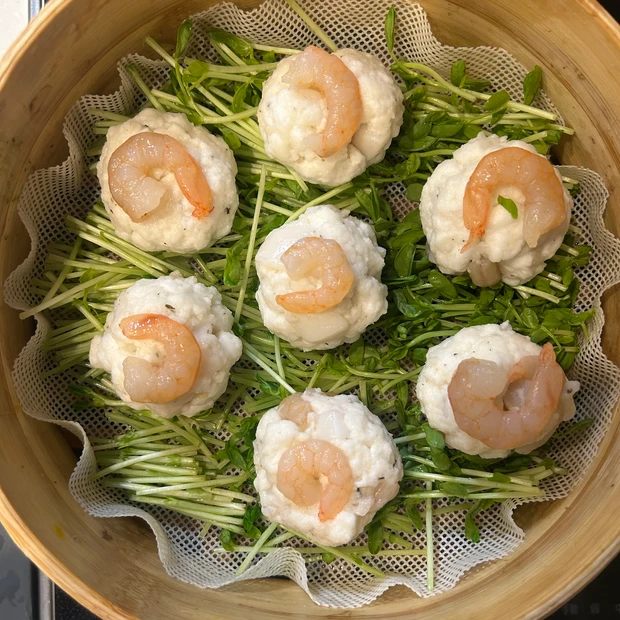 食べて痩せる！栄養満点ダイエットせいろ蒸しレシピ4選♡もちぷりはんぺんえび団子