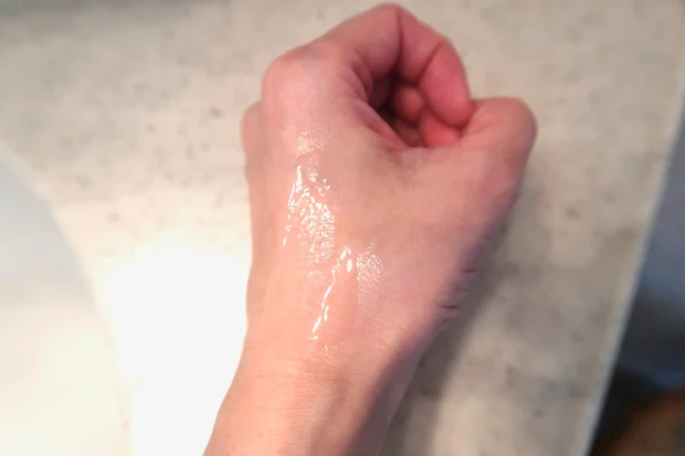 【手軽に首ケア】肌ラボ 極潤 薬用ハリ化粧水〔Aging Care Lotion〕_3