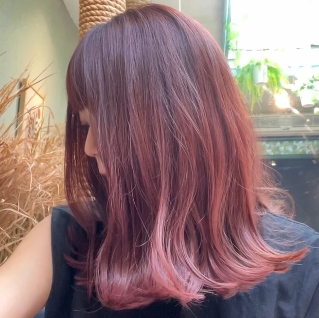 ヘア 2023 秋冬 ヘアカット ヘアカラー カラーリング ヘアサロン ミディアムヘア ロブ 透明感カラー オリーブアッシュ オリーブベージュ レイヤースタイル  30代 おすすめヘアスタイル ヘアスタイル ゆる巻き 外ハネ 切りっぱなし 韓国アイドル  ブリーチなし ピンクブラウン  色落ち 