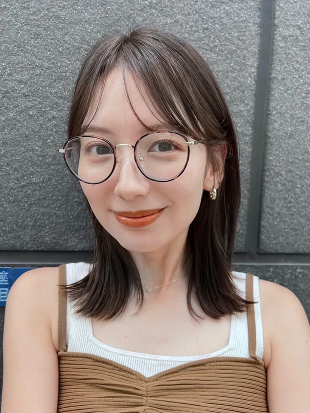 ヘアカタログ ミディアム ミディアムヘア 前髪あり スタイリング