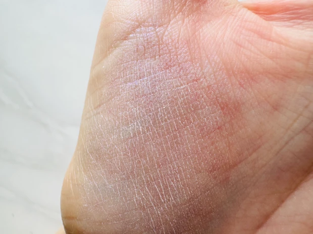 セザンヌのパールグロウハイライト SP2 ロマンスブルームのスウォッチ