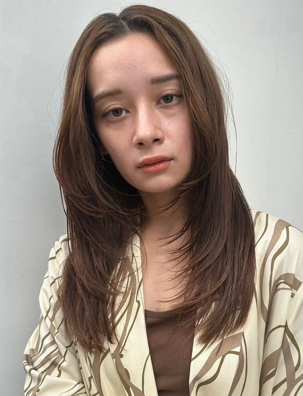 ヘアカタログ　セミロング　セミロングヘア　前髪なし　サイド