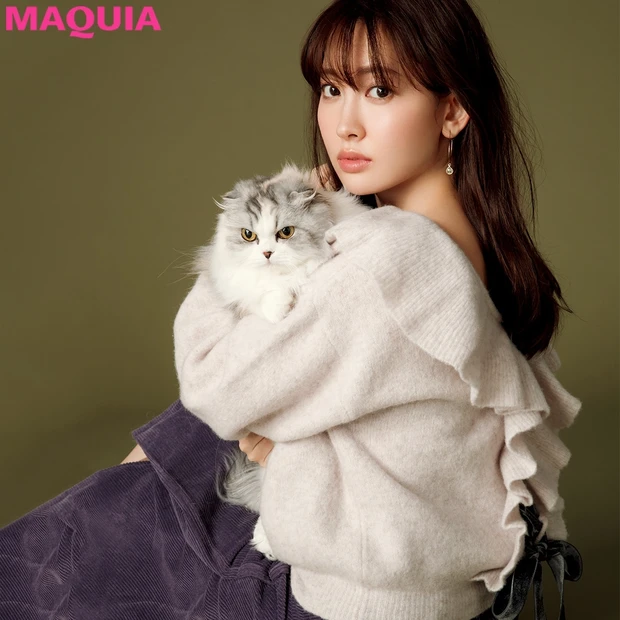 こじはる出演! バックシャンなニットを着る日はピンクチークで血色感をプラ…