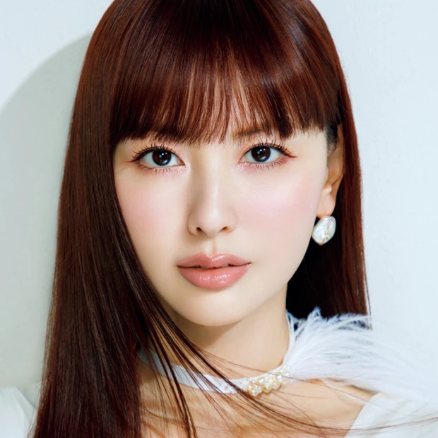 ツヤめく青みで、透明感が花開く！ 鈴木えみさんが魅せる質感レイヤードメイクの極意