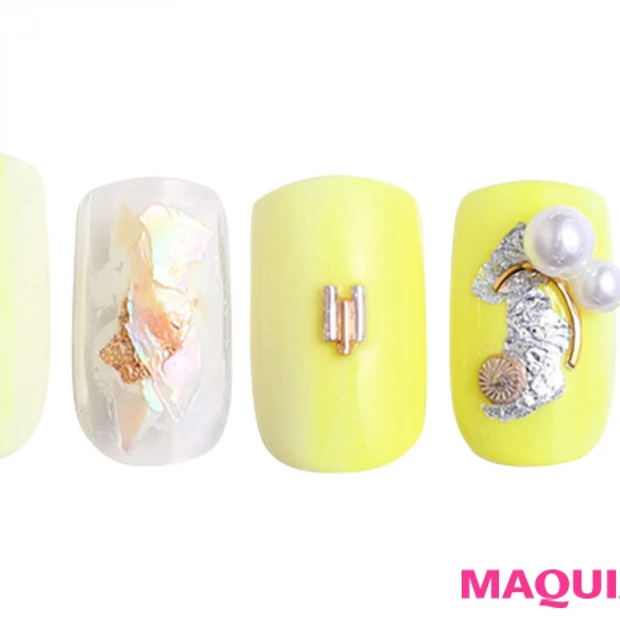 リッチなゴールドと爽やかイエローで、大人の夏らしさ漂う「シェルネイル」