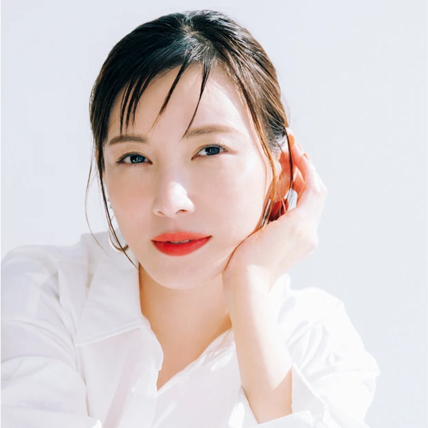加藤あいさん登場。大人だからこそ、頑張らなくても盛れる赤リップの力を借りて！