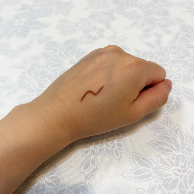 D-UP エアクリームペンシル シナモンブラウンのスウォッチ①