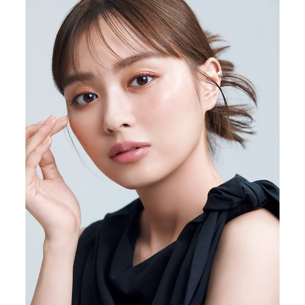 光と影を操り、小顔印象を叶える 進化するマキアージュの下地で、小顔トリッ…