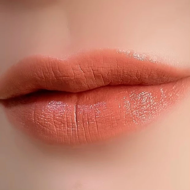 Wonjungyo(ウォンジョンヨ)リップステッカー 01 メルティングベージュ 塗布