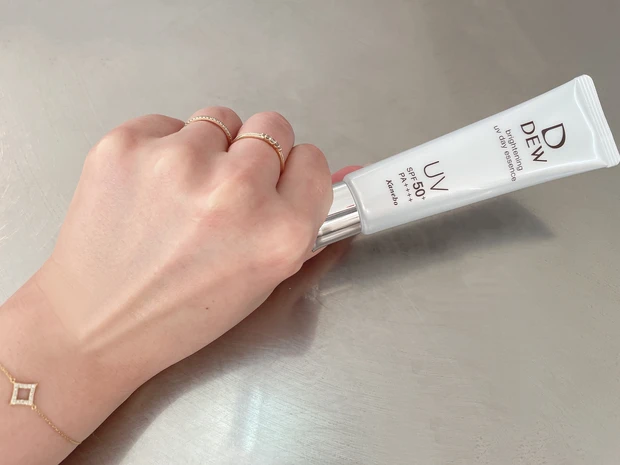 2021年3月16日発売＼下地にも使える／ブライトニングUV美容液【DEW ブライトニングUVデイエッセンス】_2_2