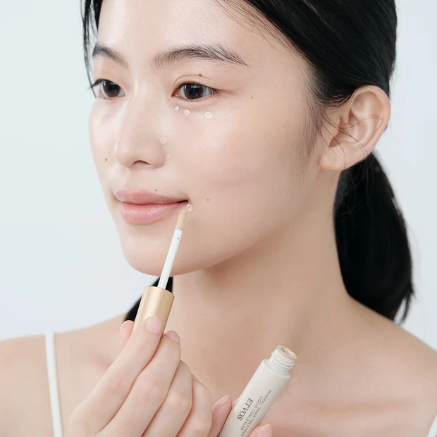 エトヴォス ミネラルインナートリートメントリキッドコンシーラーの使い方➀　中野明海メイク