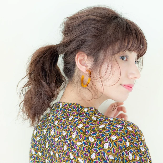 ポニーテール ヘアアレンジ たった5分で完成! ざっくり手ぐし風が可愛い大人ポニーテール