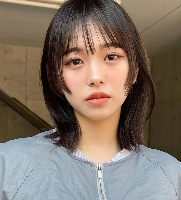 【7位】【長さを変えずにイメチェン】フェイスレイヤーを入れるだけでOK！ 暗髪でもお洒落に見えるロブヘア