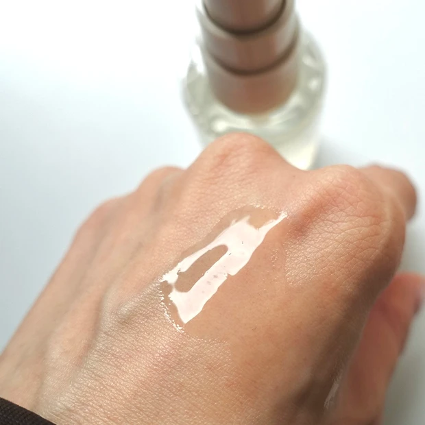 無印良品の発酵導入美容液を手の甲にのせたテクスチャー写真|米ぬか発酵液美容液|無印良品おすすめスキンケア