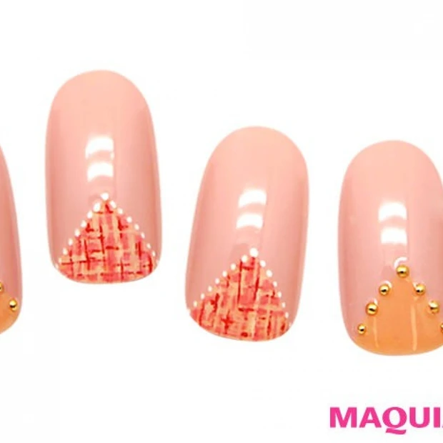 フェミニンピンクにチラリとのぞく、おしゃれツイード