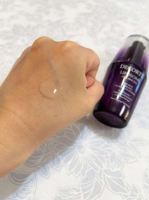 あいさんコスメデコルテ 「リポソーム アドバンスト リペアセラム」テクスチャー