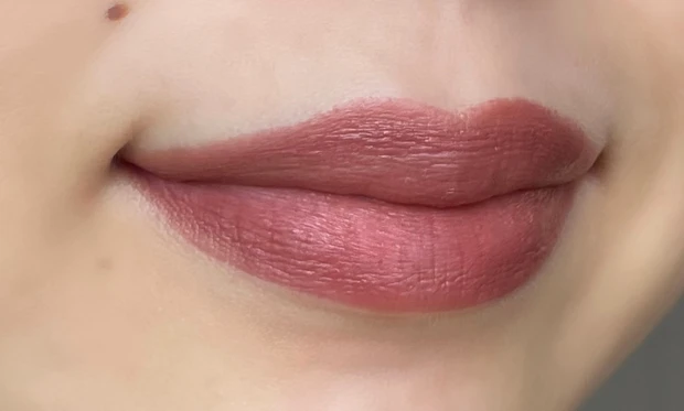 ルージュ エッセンシャル シルキー クリーム リップスティック 05 ブランナチュレル　着画