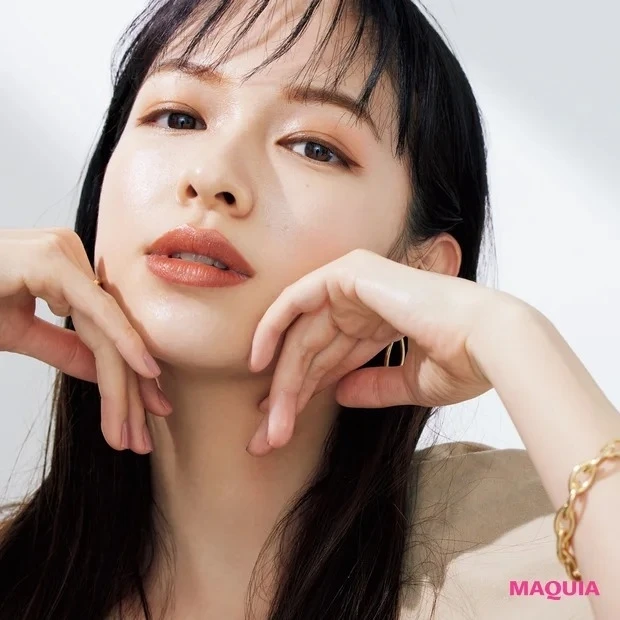 【プチプラアイシャドウ】マットな唇に、ツヤめく目元。 ベージュメイクは質感グラデを楽しむ